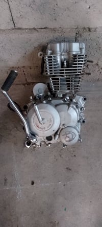 اسلام عليكم محرك ستوته للبيع شغال بس الرابع بي صوت السعر 40وبي مجال 07...