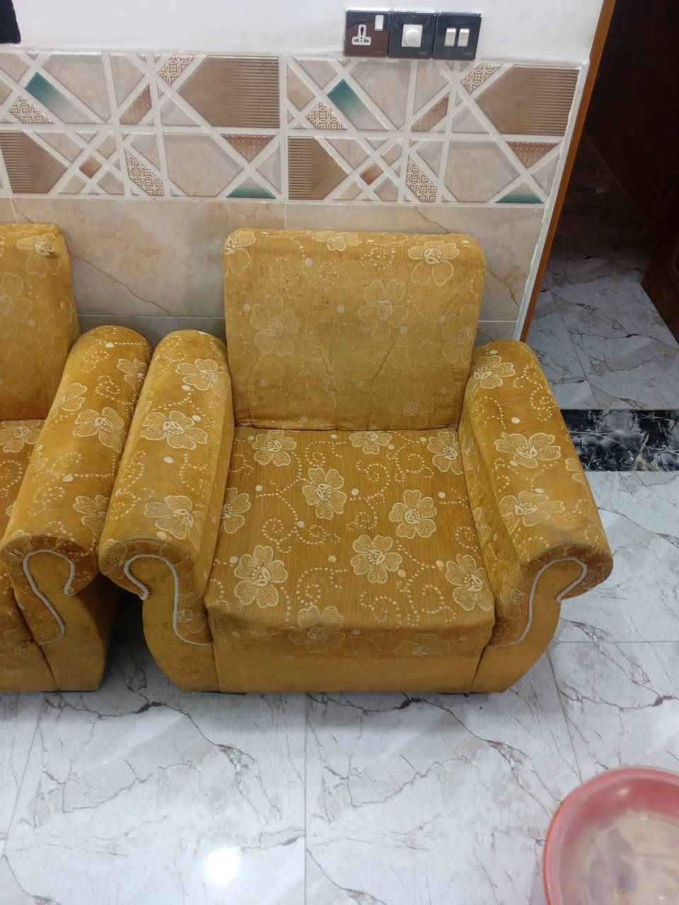 سلام عليكم طقم للبيع نظيف مكان محاويل حي النور ***********
