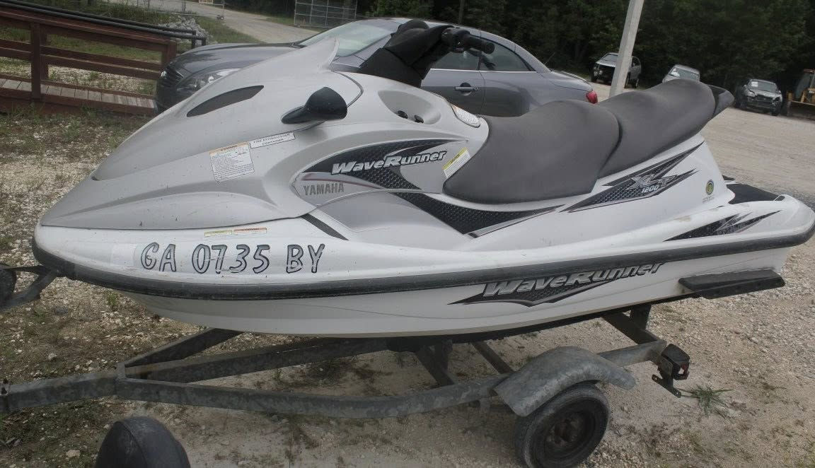 جت سكي YAMAHA XLT1200 2001 مع عربانة اصلية كلش نظيفة و الكشر كلش نظيف بس المحرك كايم 
السعر 2 مليون و هذا سعر العربانة الأصلية و شوية بي مجال ، الجت موجود بجرف النداف قرب معمل ببسي الديرة 
للاستفسار : ***********
