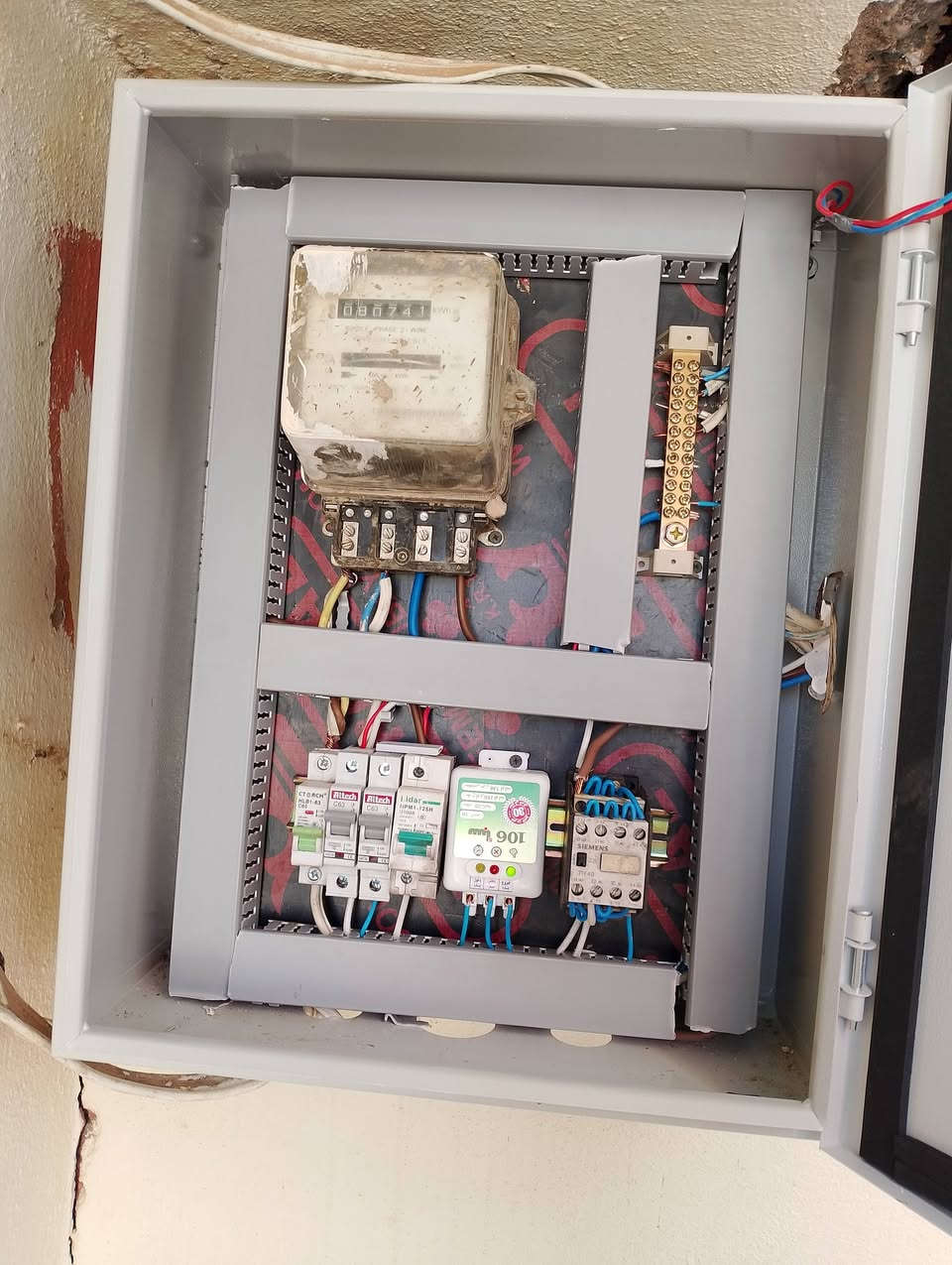 تأسيس وتنفيذ جميع الأعمال الكهربائية ⚡
تأسيس كهرباء المنازل  ✅

1 _ توزيع نقاط الإنارة 💡
2 _ توزيع البرايز 🔌
3 _ توزيع المكيفات ❄️
5 _ توزيع نقاط الستلايت 📡
6 _ توزيع نقاط السخانات 🚿
7 - توزيع الكاميرات  
8-حمايه للبورد
9-نظام فوتوسيل(حساس اناره خارجيه)
 للتواصل ***********واتساب
***********
