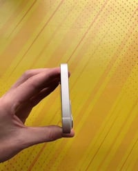 ايفون 13 العادي لون ابيض للبيع فقط  الذاكرة :- 128 البطارية :- 93 السع...