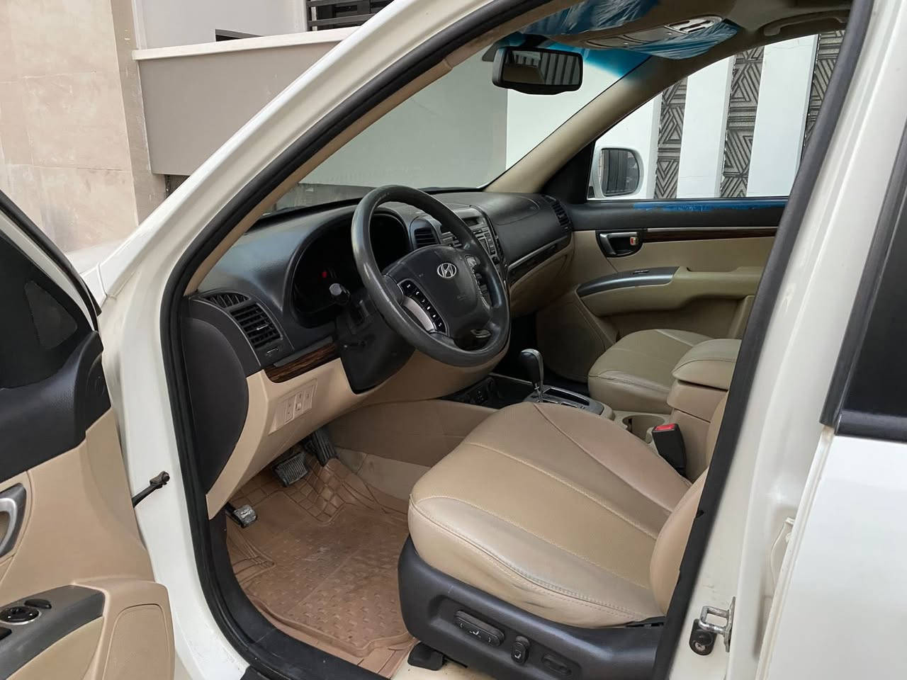 السلام عليكم سنتافي ٢٠١١ خليجي فول مواصفات بصمه و فتحه و جلد و كرسي كهرباء محرك ٦ سلندر بلادي ما مفتوح  و تبريد بيانو و تحكم ستيرن و كامره و ٧ راكب و ٣ قطع تبريد و السياره نظيفه و جاهزه و السعر ١٥٨ ورقه بيهه صبغ شويه بلباب الخلفي و موظح بسونار و مكان السياره بغداد حي الجهاد و هذا رقمي *********** علي
