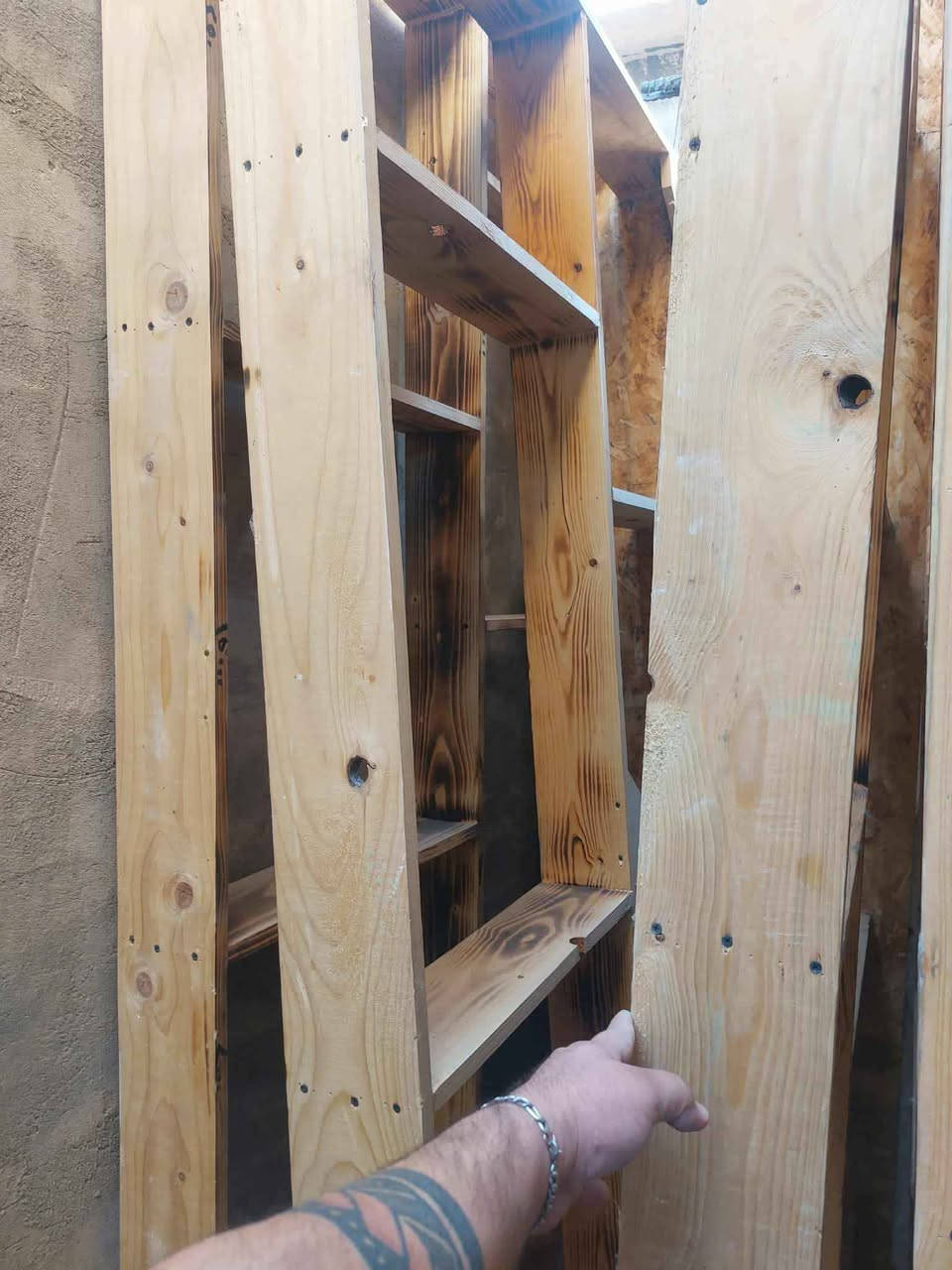 رفوف خشبية جدارية للبيع، تصميم جميل ومرتب، مناسبة للمحل أو البيت أو أي مكان يحتاج عرض وتنظيم بشكل أنيق.
الرفوف بحالة جيدة، حجمها كبير وتوفر مساحة ممتازة للعرض والترتيب، وتناسب الديكور الحديث والكلاسيكي.

المعروض هو الرفوف فقط بدون أي أغراض أو محتويات ظاهرة في الصور.

السعر: 300,000 دينار وبيه مجال للجادين.

للاستفسار أو المعاينة يرجى المراسلة على الخاص. خناقين, ديالى


**إذا كنت صاحب هذا الإعلان وتريد حذفه لأي سبب، رجاءا أرسل رسالة إلى الدعم الفني**