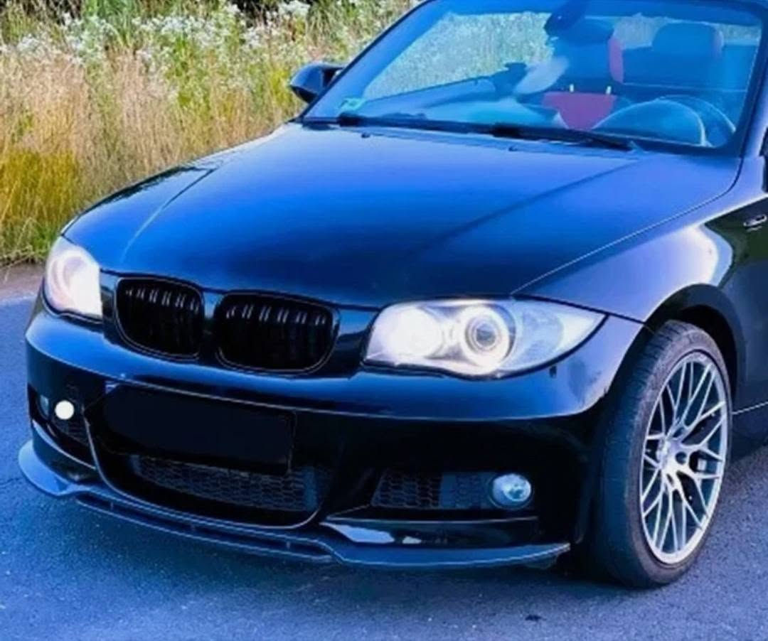 جناح أمامي (Lip Spoiler) أسود اللون مصمم خصيصاً ليناسب سيارات BMW من الفئة الأولى، تحديداً طرازات E82 و E88.
الي يفيده يكتبلي سعر وياخذه ماعرف اسعارهن ***********
جناح أمامي (Lip Spoiler) أسود اللون مصمم خصيصاً ليناسب سيارات BMW من الفئة الأولى، تحديداً طرازات E82 و E88.
تم تصميم الجناح ليتناسب مع مصدات M Sport أو M Tech الأصلية للمصنع، ولا يناسب المصدات القياسية.
يتكون الطقم عادة من عدة قطع (مثل 4 قطع) ومصنوع من بلاستيك ABS عالي الجودة أو بمظهر ألياف الكربون.
يساعد هذا الجناح في تحسين الديناميكا الهوائية وزيادة القوة السفلية، مما يمنح السيارة مظهراً أكثر رياضية وعدوانيه
