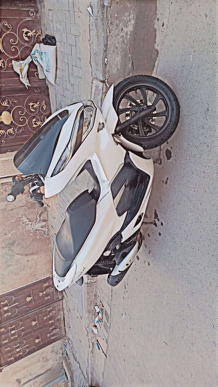 سلام عليكم دراجة PCXجيل الثالث كوري دراجة صارلهة أقل من شهر نازلة مل رمبة نزلتهة بيدي دراجة  خير من الله السعر 17او نص بيهة مجال قليل للشراي  ***********
