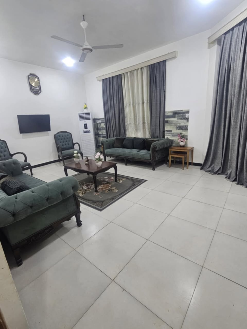 دار طابو صرف مساحته ٢٠٠م للبيع يحتوي على غرفتين نوم واستقبال وهول صحيات داخلية وخارجيه ومطبخ الطابق الثاني يحتوي على غرفه بدون لبخ ولا كاشي العنوان الوردية سيف سعد شارع ٣٠ قرب أسواق النافعي عرض الشارع ١٥م للاستفسار الاتصال على الرقم *********** السعر ١٥٥مليون وبي مجال
