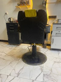 كراسي اثنين حلاقه للبيع السعر 200 تواصل 07713843522