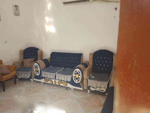 بيت البيع حي الحكيم نزلت عميد جادر. يبعد عن للشارع العام 150مترقريب عن الشارع العام. بناء بلوگ مساحه 120 مرقم من البلديه سند 25 غرفه فوك وغرفه جوه هول ومطبخ وستقبال وصحيات خارجيه وداخليه معامله كامله سعر30وبي مجال ***********
