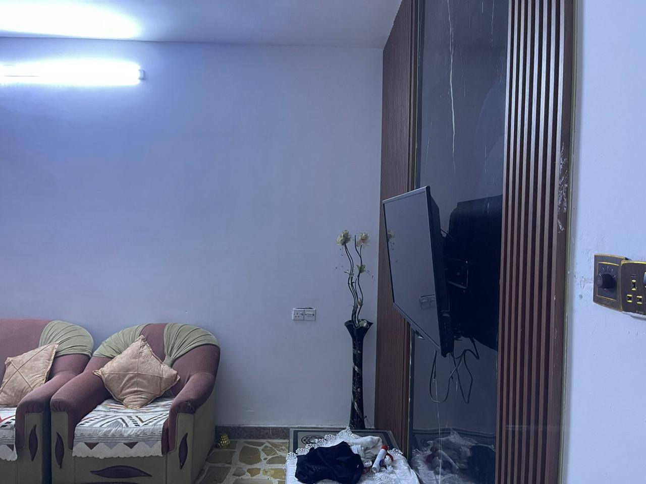 #عرض_للـبـيـع
دار سكن للبيع مساحته (200 م) واجه (10 م * 20 م) طابقين بناء حديث سنة 2014 
الطابق الارضي بناء طابوق 🧱 يحتوي على أستقبال ومطبخ وهول كبير وعلى غرفتين نوم وصحيات داخليه وخارجيه وكراج سياره وارضيه البيت مطبك كاشي
الطابق الثاني يحتوي على ثلاث غرف نوم وصحيات والارضيه سيراميك 
السعر : 185 مليون وبيه مجال
العنوان : بغداد-أبو غريب-النصروالسلام-قرب دائره الكهرباء 
للأستفسار أكثر يرجى الاتصال على الارقام التاليه :
***********
***********
