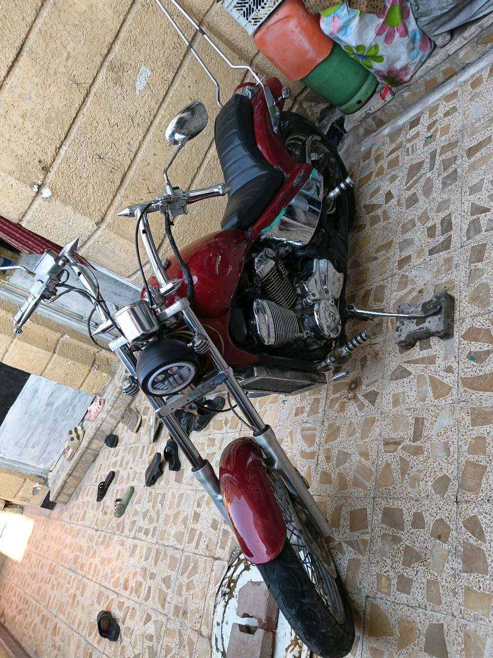 السلام عليكم
هوندا ستد ببر 400

لون ماروني 

مكينة كير بلادي جدد

دهن امزويل درجة اوله 

فلتر زيت امزويل كاربون فايبر 
كهربائيات جدد وكلهن شغالة مكفولة 

تانكي كزاز ومبي اي وصخ 

كابريتر نضيفة مبية كطعة 

ولا تبخير جديدة 

الدراجة كفالة 

رقم بصرة انكليزي باقي بس عل استلام 

مكان الدراجة البصرة 

السعر 18وبيها مجال للطيبين 

فقط اتصال ***********