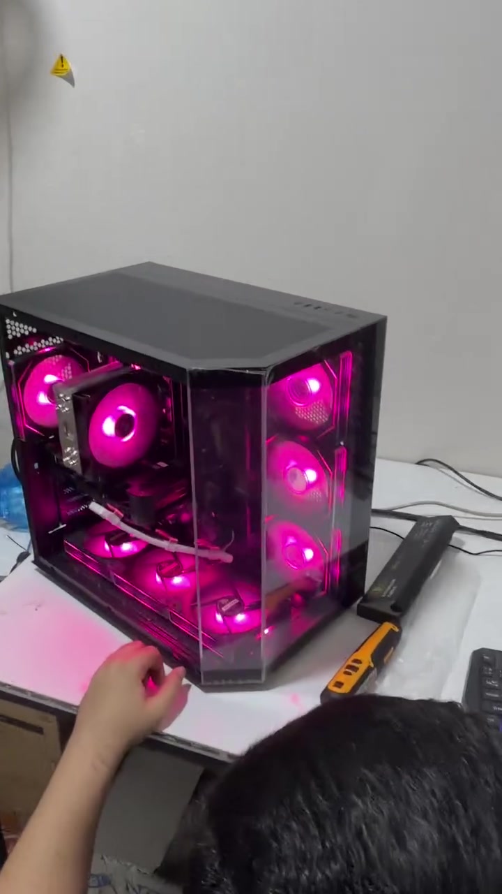 السلام عليكم
كيس فقط للبيع 

Rtx 4060 

R5 5500

B550 

Ram 16

كيس 7 فان rgb

psu 650w

شباب التجميعه جديدة كلش وقبل 10 ايام اخذتها والوصولات والكراتين كلها موجودة ومكتوب البراندات هم بالوصولات 

السعر 1،450،000 

متوازي على بيعتها ولا هية كلفتني اكثر 

مكاني بغداد الغزالية 

***********

فقط عالواتس اجاوب هنا ما متواجد

