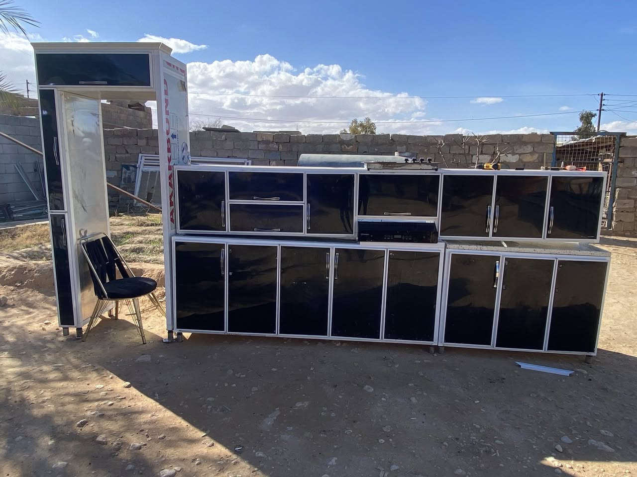 السلام عليكم
سبلت عامودي طنين ونص شرط بلادي بس ينشد 

سبلت جداري طن ونص بلادي بس تشد

كاونتر 3 امتار ونص ويا طباخ وساحبه وبي مكان ثلاجه سنك مرمر

ثلاجه بابين هيه مجمده هيه ثلاجه 

***********
واتساب ☎️📞📩
