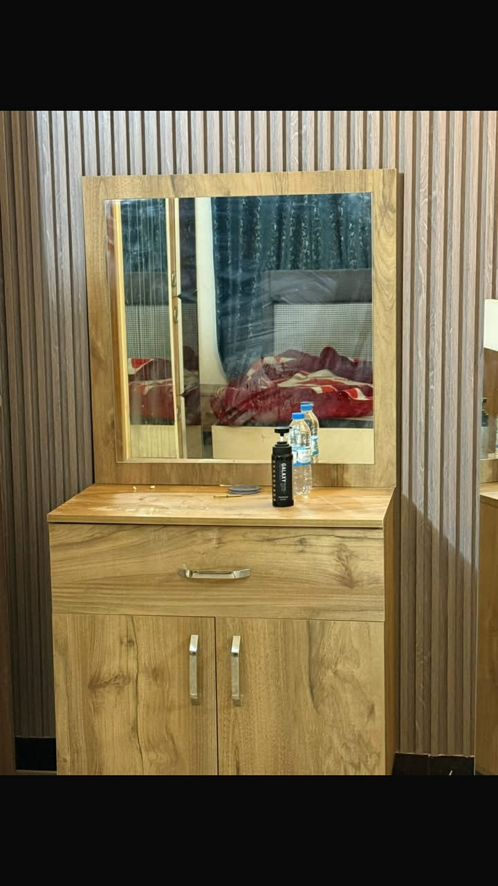 غرفه شبابي نضيفه جداا للبيع مكانه بغداد زيونه بسعر 275بيها مجال للشراي الغرفه جدا نضيفه مابيها كل ضرر حجز *********** والي عنده غرف للبيع حاير دزلي ابيع الك
