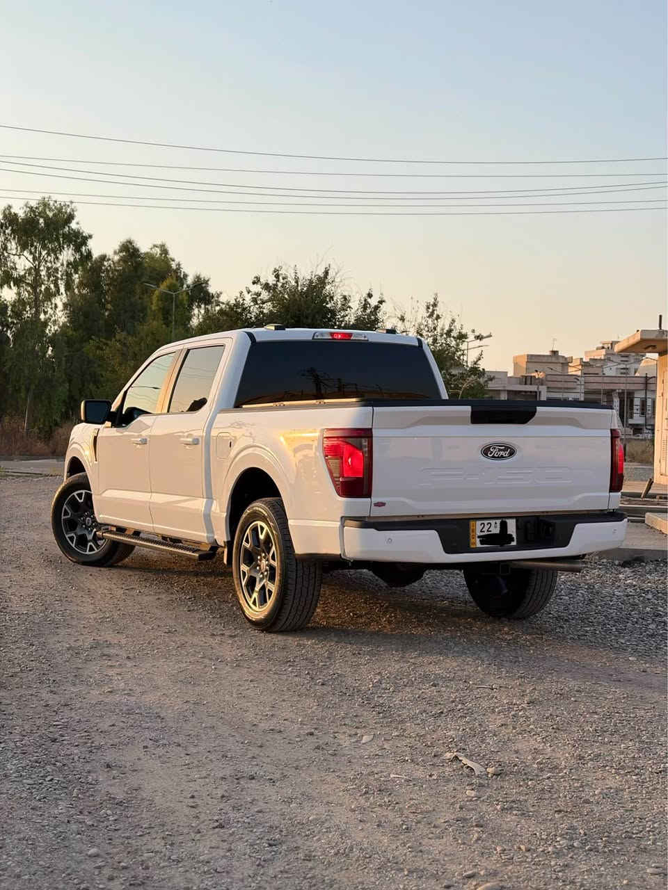 السلام عليكم ،،،
فورد F-150 فئة STX 
موديل 2024 
ماشية 11 الف گير تعليك
حادث السيارة بس بالهلال الخلفي جهة السايق 
گير و محرك و كهربائيات كلها بشرط سيارة اخت الزيرو مرقم اربيل و كامل تحويل مباشر 
السعر : 35،000$ بيها مجال بسيط
للأستفسار اكثر والتواصل 
*********** 

1. مواصفات المحرك والأداء (2.7L EcoBoost V6)
 نوع المحرك: 6 سلندر (V6) تيربو مزدوج (Twin-Turbo).
 القوة الحصانية: 325 حصان
 عزم الدوران: (حوالي 542 نيوتن متر) 
 ناقل الحركة (الگير): أوتوماتيكي بـ 10 سرعات (Electronic 10-Speed Automatic).
 نظام الدفع: دفع رباعي (4x4) 

2. التجهيزات الخارجية ومظهر فئة STX
 الواجهة الأمامية: تصميم شبك رياضي مميز باللون الأسود بالكامل مدمج مع مصابيح LED الأمامية بتصميمها المحدث
 
العجلات : ويل ألمنيوم رياضية مقاس 20 إنش مكحلة باللون الأسود والرمادي الداكن 

 شعار الفئة: فتحة التهوية الجانبية تحمل شعار F-150 STX باللون الأسود والرمادي مع لمسات رياضية باللون الأصفر المائل للخضار (Lime/Yellow accent) المميز لموديلات 2024.
 المقصورة الخلفية: قمارتين بالكامل (SuperCrew) توفر مساحة رحبة جداً للركاب في الخلف

3. المقصورة الداخلية والتقنيات
داخلية السيارة
 الشاشة الوسطية: شاشة تعمل باللمس مقاس 12 إنج تدعم نظام فورد SYNC 4 مع دعم لاسلكي لنظام Apple CarPlay و Android Auto الواجهة ظاهرة باللغة العربية
 
لوحة العدادات: شاشة رقمية بالكامل أمام السائق تعرض العدادات وأنظمة القيادة والمعلومات الحيوية للسيارة.
 
المقاعد: مقاعد قماشية رياضية مميزة باللون الأسود مع نقوش وخياطة خفيفة باللون الأصفر المتناسق مع الهوية الخارجية للفئة.
 الكونسول الوسطي: مسند يد كبير وعريض جداً مع حوامل أكواب واسعة في المنتصف ومساحات تخزين عملية. أربيل, العراق
