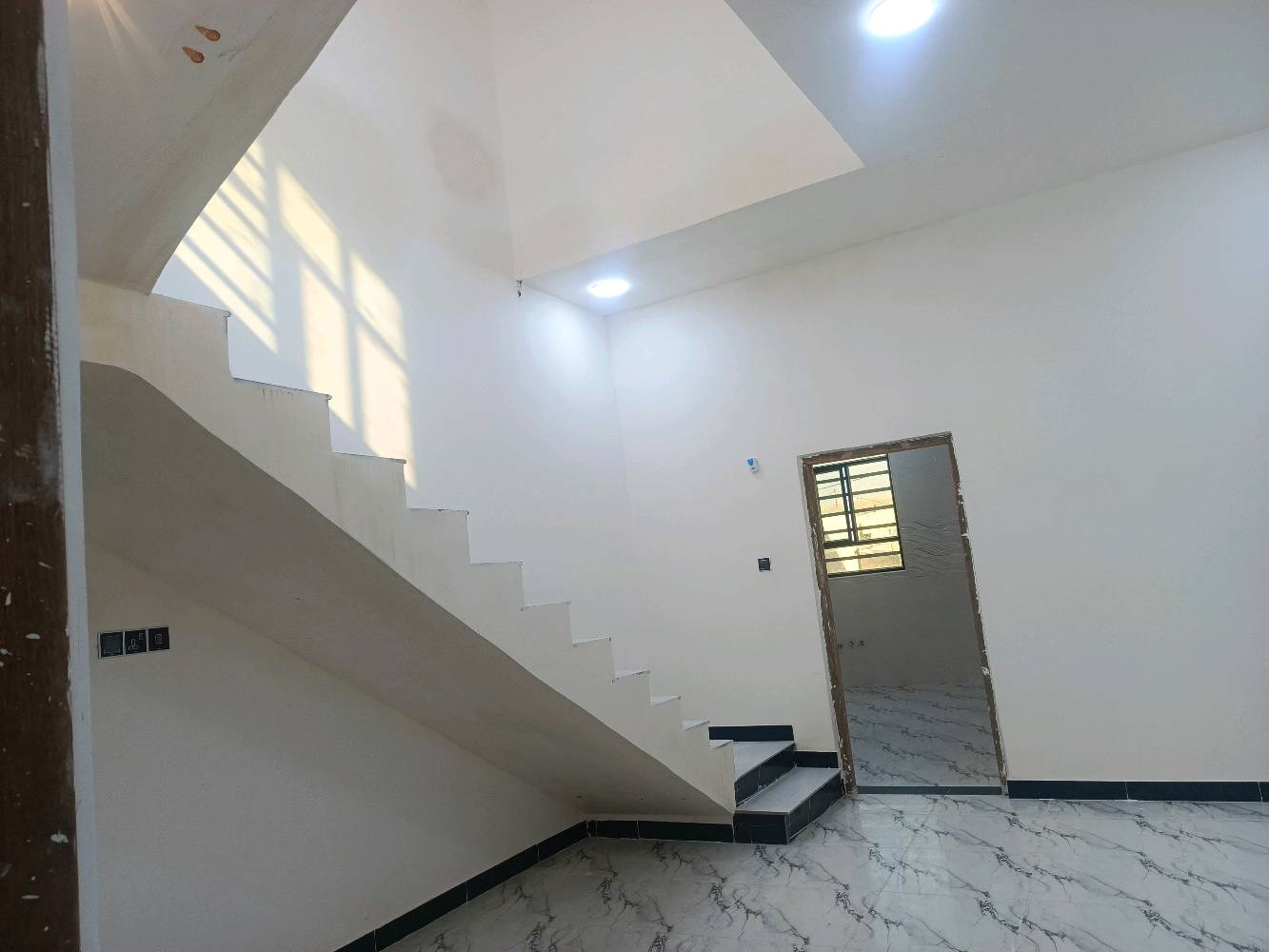 بيت للبيع مساحه 200متر سند 25 يحتوي علا غرفتين نوم صاله مطبخ حار بارد صحيات خارجيه وداخليه البيت جديد هستوه كمل بناء العنوان البصره شط العرب جزيره يوبه حي رايه 