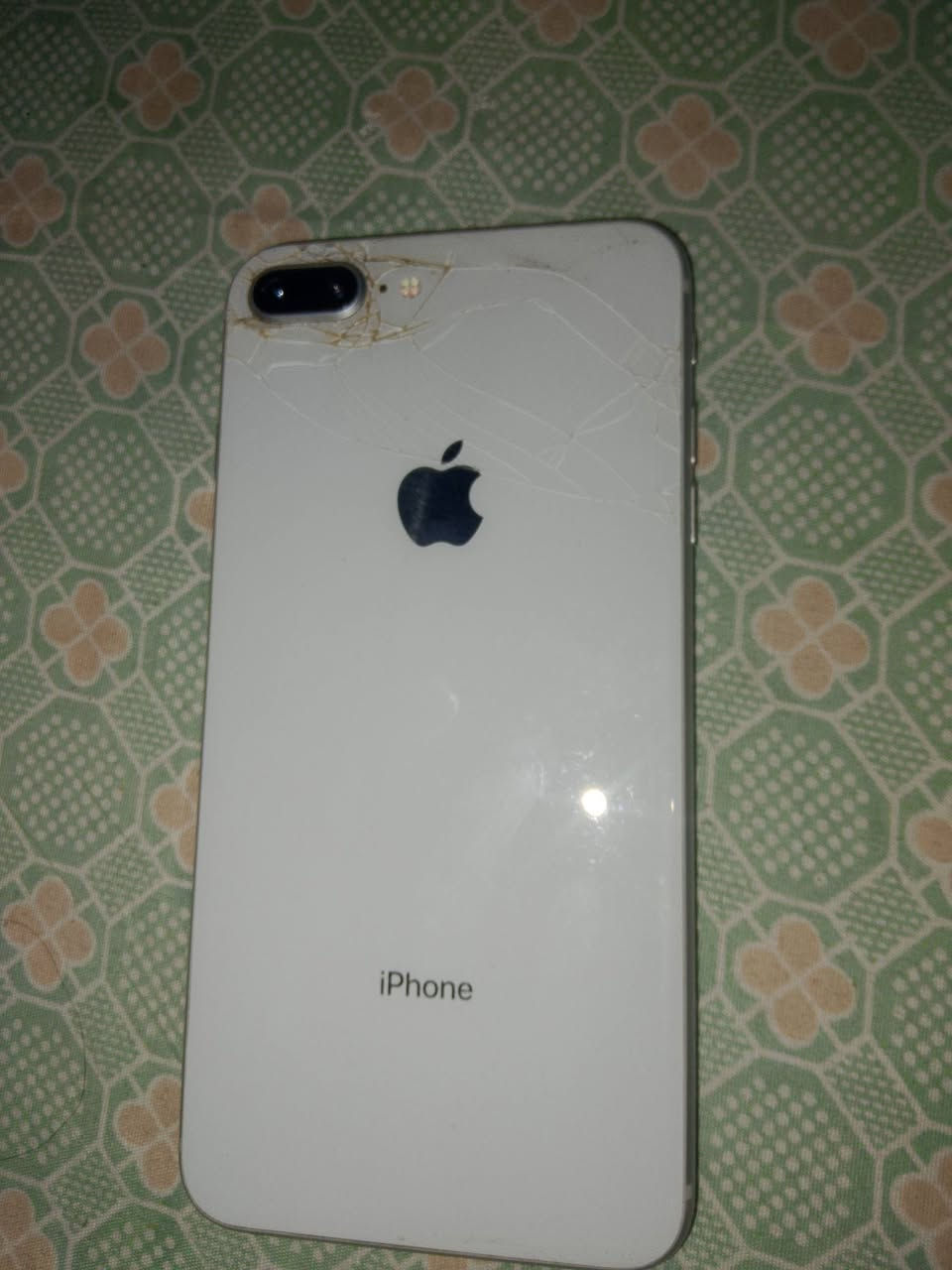 8 بلس للبيع
بس الظهر مضروب وما مأثر عليه 
كامرات شغاله وواضحه تخبل سيمكارت شغال ذاكره 64 البطارية مبدله وشحنها كلش كلش زين 
بالالعاب يخبل وماناقصه اي شي بايدي مشتري السعر 100الف قفل مكاني سبع البور ***********
