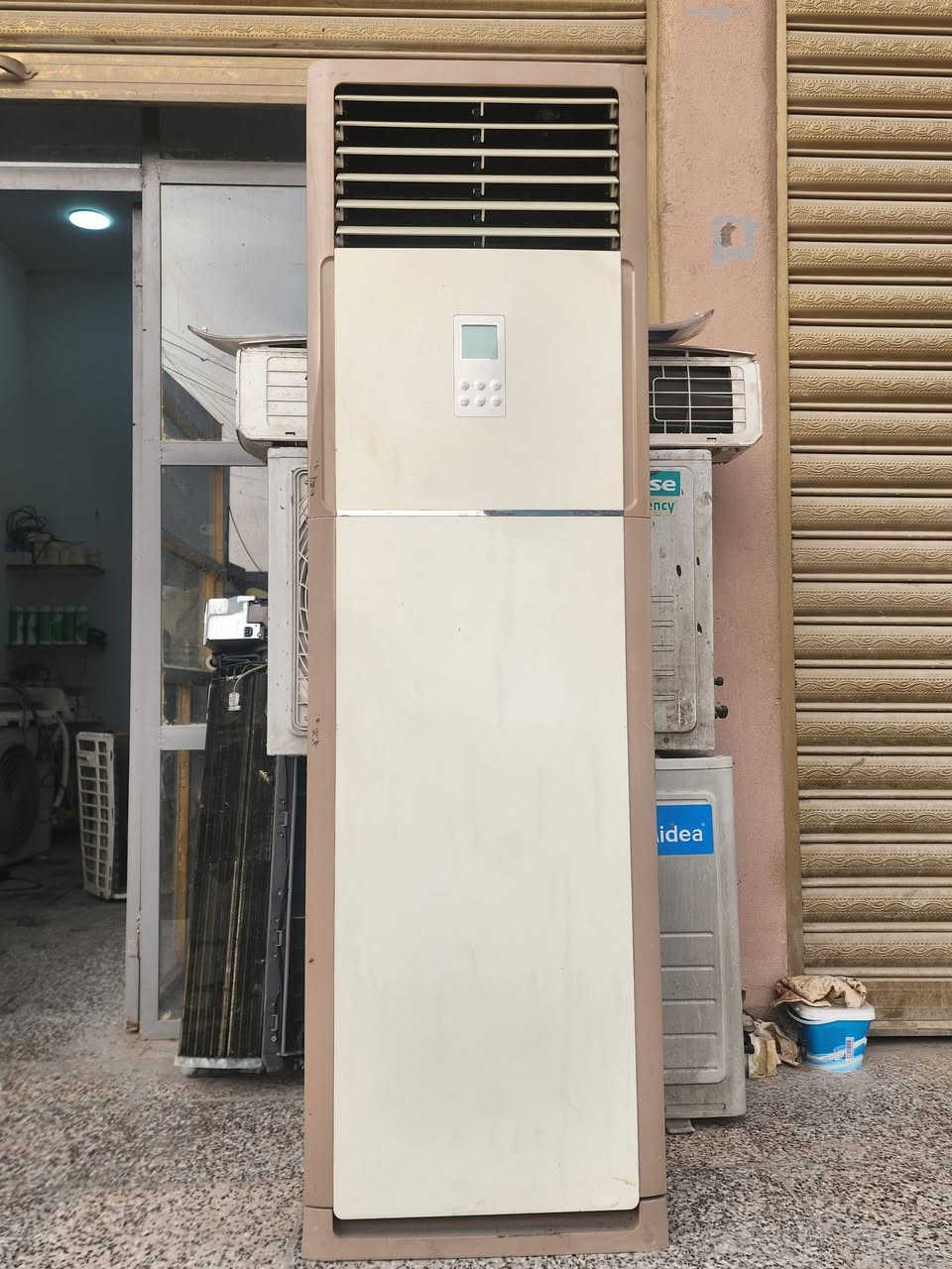 سلام عليكم سبلت ميديا 3طن بس تبريد بدون بوري غاز مقفول وكامل وعلا الفحص وضمان مكان بغداد الكماليه السعر 550 
***********
