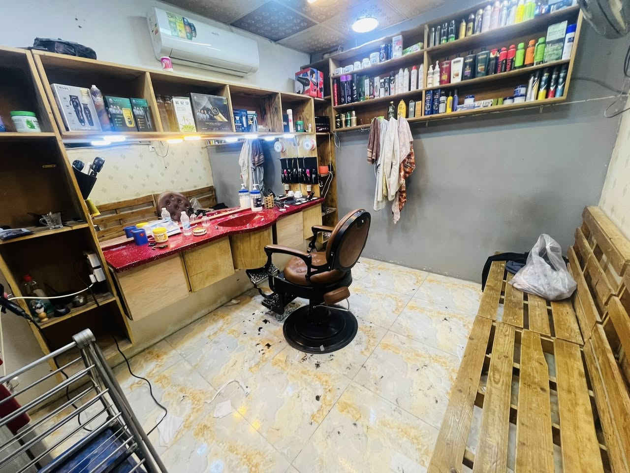 سلام عليكم ديكور محل حلاقة كامل ديكور خشب تصنيع يدوي مع مرايات و قنفات وكرسي حلاقة ملكي ورفوف ومغسلة كاملة مرمر 
اكثر تفاصيل علق واني ادخلك خاص


**إذا كنت صاحب هذا الإعلان وتريد حذفه لأي سبب، رجاءا أرسل رسالة إلى الدعم الفني**