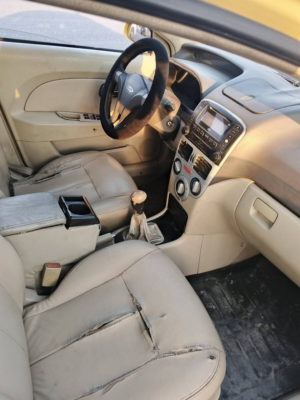 السلام عليكم
شيري فلاوين موديل. 2013 

سياره حلوه وجاهزه رقم بغداد

شكم شغله صدر امامي يتبدلن

تراي وين متريد تروح 

سعر 30 وبيها مجال اتصل وتدلل 
مكان بغداد البلديات
***********
