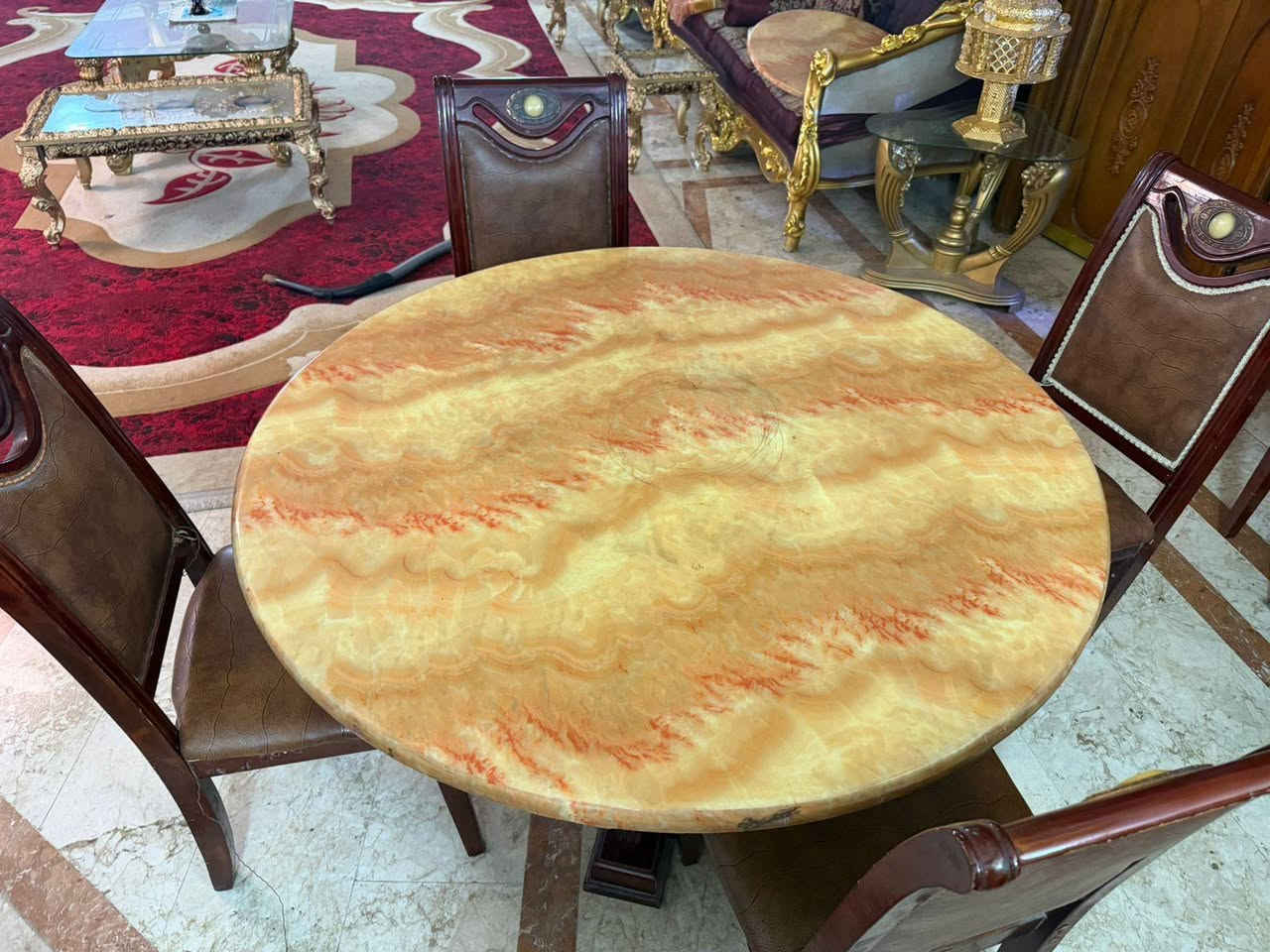 سلام عليكم ميز طعام معه اربع كراسي سعر خاص مكان شارع فلسطين ***********
