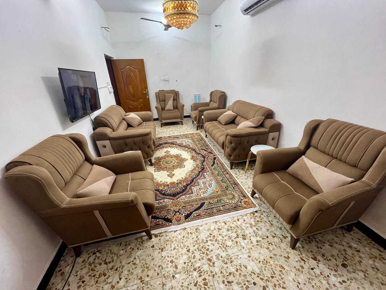 للبيع 🚨
تخم أثاث نوعية ميلانو كامل، يتكون من 6 قطع بحالة جيدة جداً ونظافة 95٪.  

💰 السعر: 750 ألف  
📍 الموقع: بغداد / الحبيبية  
📩 للاستفسار: ***********
