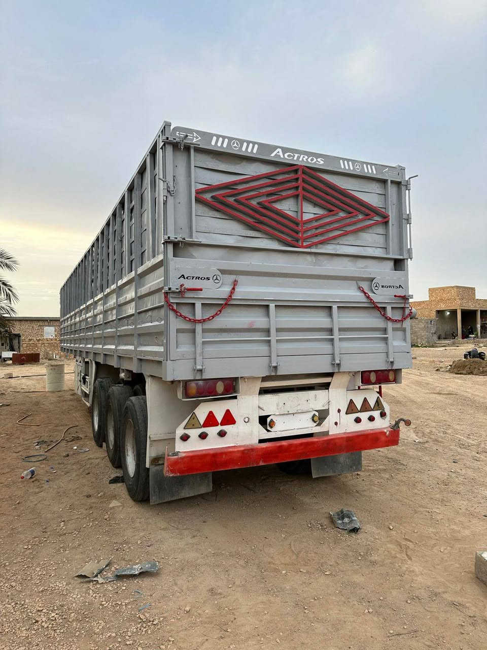 عربانه للبيع الطول 12و75 شاصي نظيف دناكير 14صيني مربع ارتفاع مترين الكاعيه جكر بليت شغل الفلوجه كهربأء هوه كلش كامله تربط وتطلع بس نقص الثلاجه السعر86 موجوده برمادي بناحه الوفاء***********
