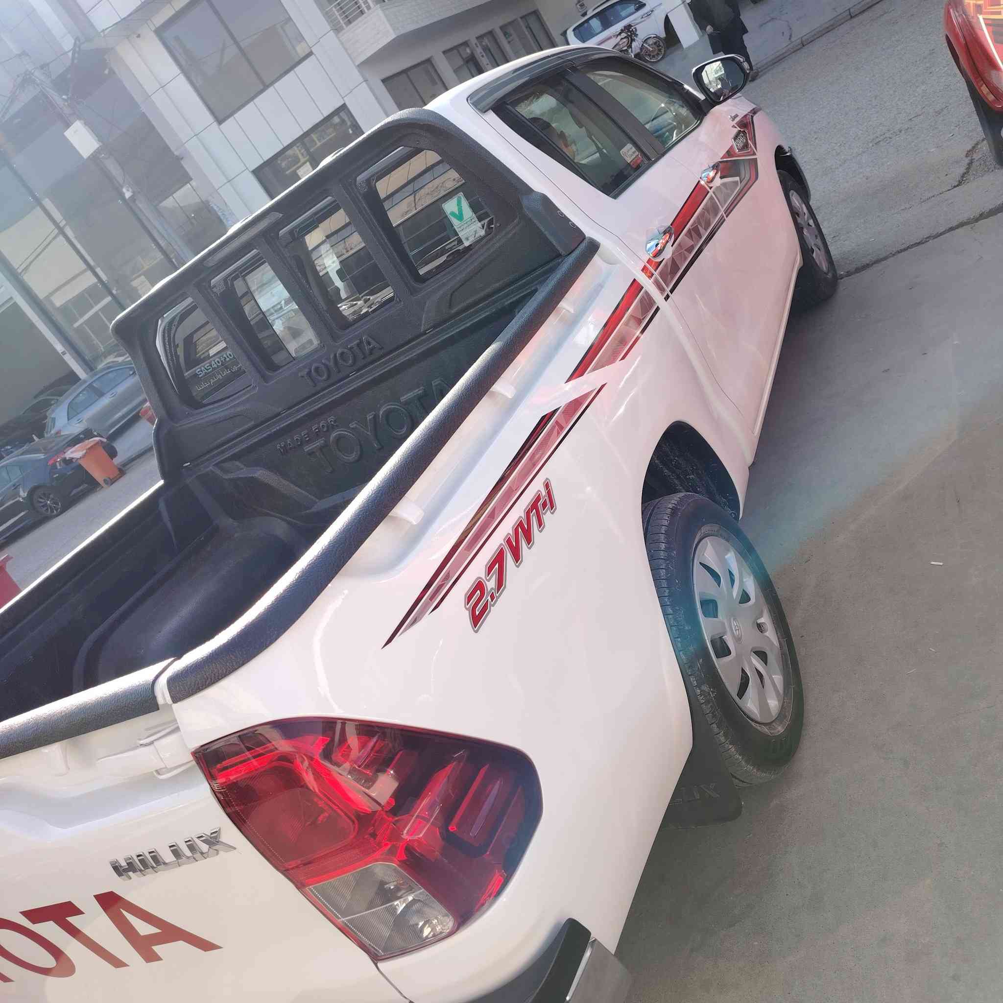 ٢٠٢٣ مكفوله من كل شي بيها ملاحضه بلباب الخلفي  رقم أربيل سياره جديده وضع شركه ماشيه ٦٠  السعر ٢٤٥ وبها مجال *********** كير عادي
