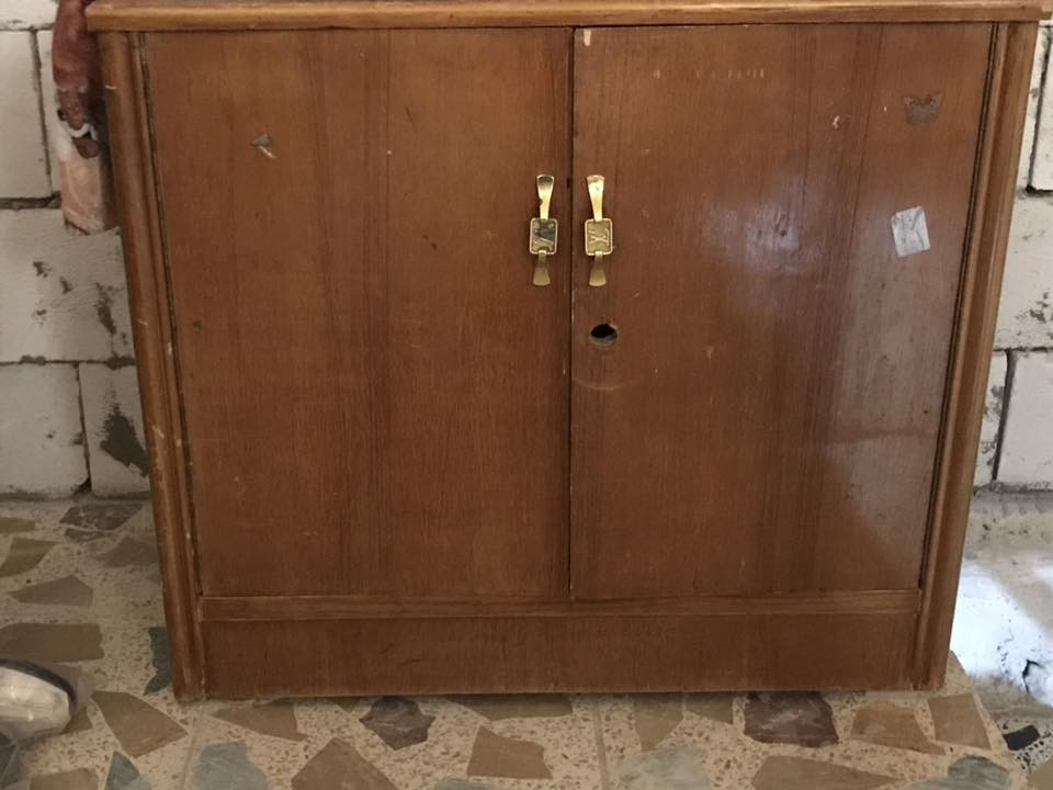 غرفه اخشاب عراقي مكننننه كنتورها يلم ملابس الصيف والشتاء ٩٠٠ وبيها مجال
***********٥
