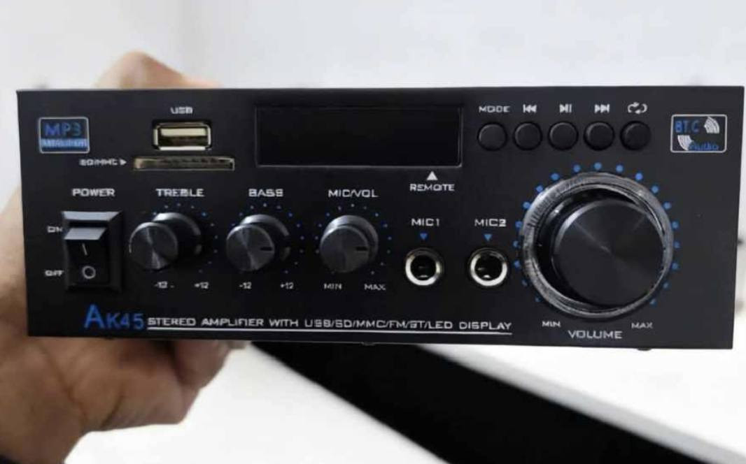 السلام عليكم جهاز للبيع مكاني بغداد الكماليه ماعندي توصيل  عالفحص ممستخدم بالكارتونه سعره 50 الف ***********
هذا المنتج هو مضخم صوت ستيريو Woopker AK45 (Stereo Amplifier).  

الطاقة: يوفر طاقة مصنفة 40 واط + 40 واط، مع أقصى طاقة إخراج تصل إلى 300 واط + 300 واط. 

الاتصال: يدعم تقنية Bluetooth 5.0 اللاسلكية، بالإضافة إلى مدخلات USB، وSD Card، وAUX. 

المميزات: يحتوي على مدخلين للميكروفون لاستخدامه في الكاريوكي، وشاشة LED، ووظيفة راديو FM. 

الاستخدام: مناسب لأنظمة الصوت المنزلية، والمسارح المنزلية، وصوت السيارات، ومتوافق مع السماعات السالبة (Passive Speakers) من 4-16 أوم.
