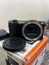 سوني A5100 • عدسة 16مم f2.8 • بطاريتين وبطاقة 128GB