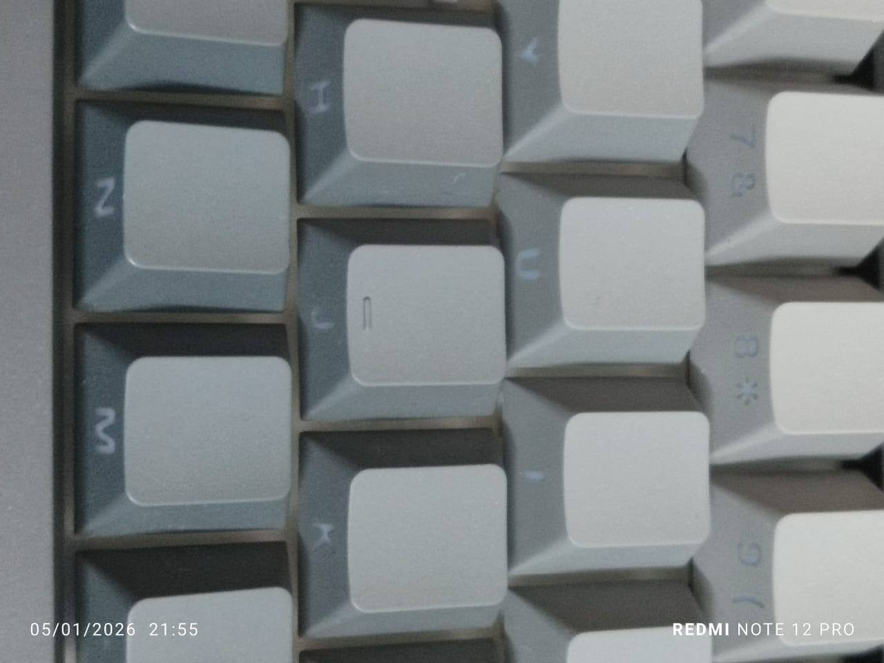 كيبورد ajazz عدد 2 اوحد بدون باكيت ميكانيك ak820 ريد سويج والثاني ajazz مع الملحقات  ak820 مغناطيسي  جديد الاستفسار على الرقم *********** وت سب
