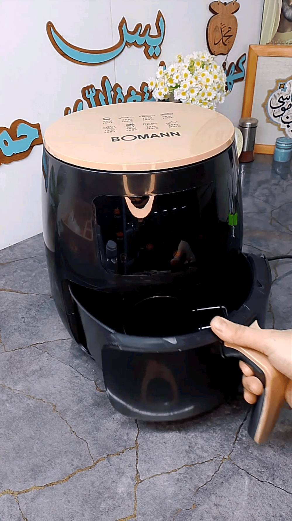 

قلاية هوائية بومان BM-3038، سعة كبيرة 8 لتر، بطاقة 2400 واط. مصممة لتكون متعددة الاستخدامات مع شاشة لمس تحكم LCD. مثالية لطهي الأطعمة بدون زيوت، مما يجعل الأكل صحي أكثر. مصنوعة بجودة ألمانية متميزة.