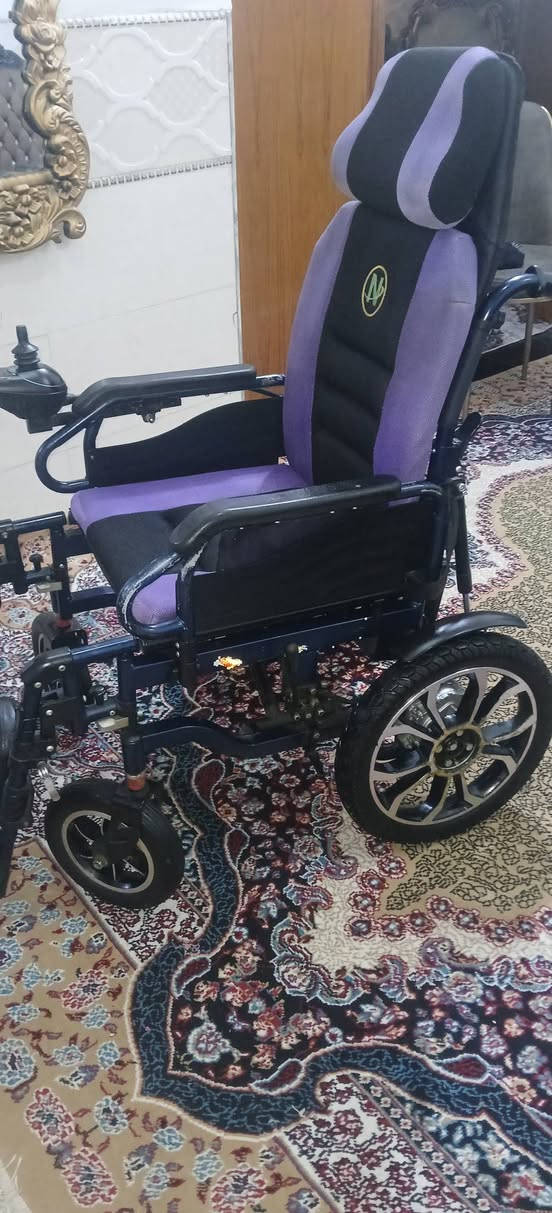 كرسي كهربائي للبيع جديد مستعمل قليل جدا جدا خاص لشلل الرباعي يعمل خمسة حركات يتحول إلى سرير سعره ٥٠٠الف الشراي يتصل بغداد سعره ٥٠٠الف حجم كبير ٥٦ ***********

