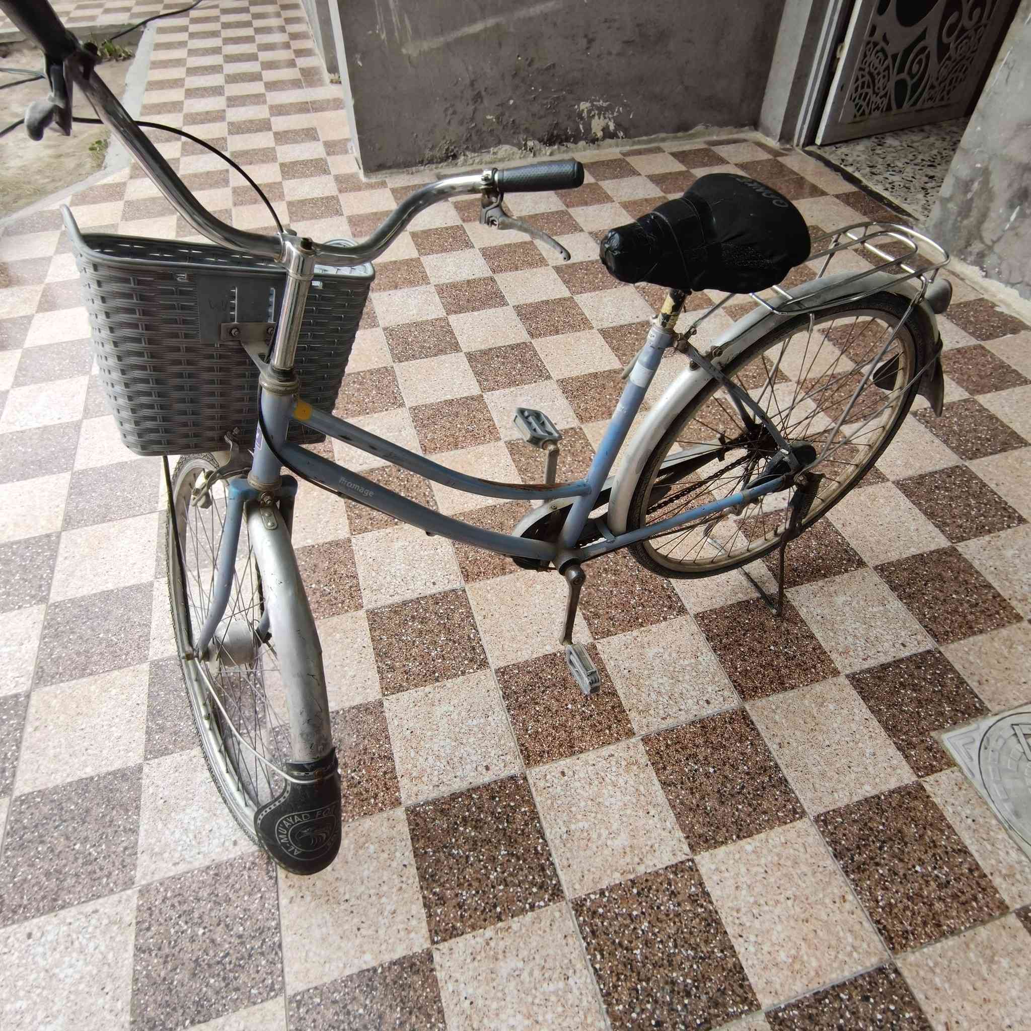 سلام عليكم بايسكل للبيع
كما موضح بلفيديو 
متروك وبي بنجر بتاير الوره 

بايسكل نضيف 

سعر 75 الف وبي مجال بسيط للشراي 
مكاني فلوجه / اجبيل 
***********
***********
