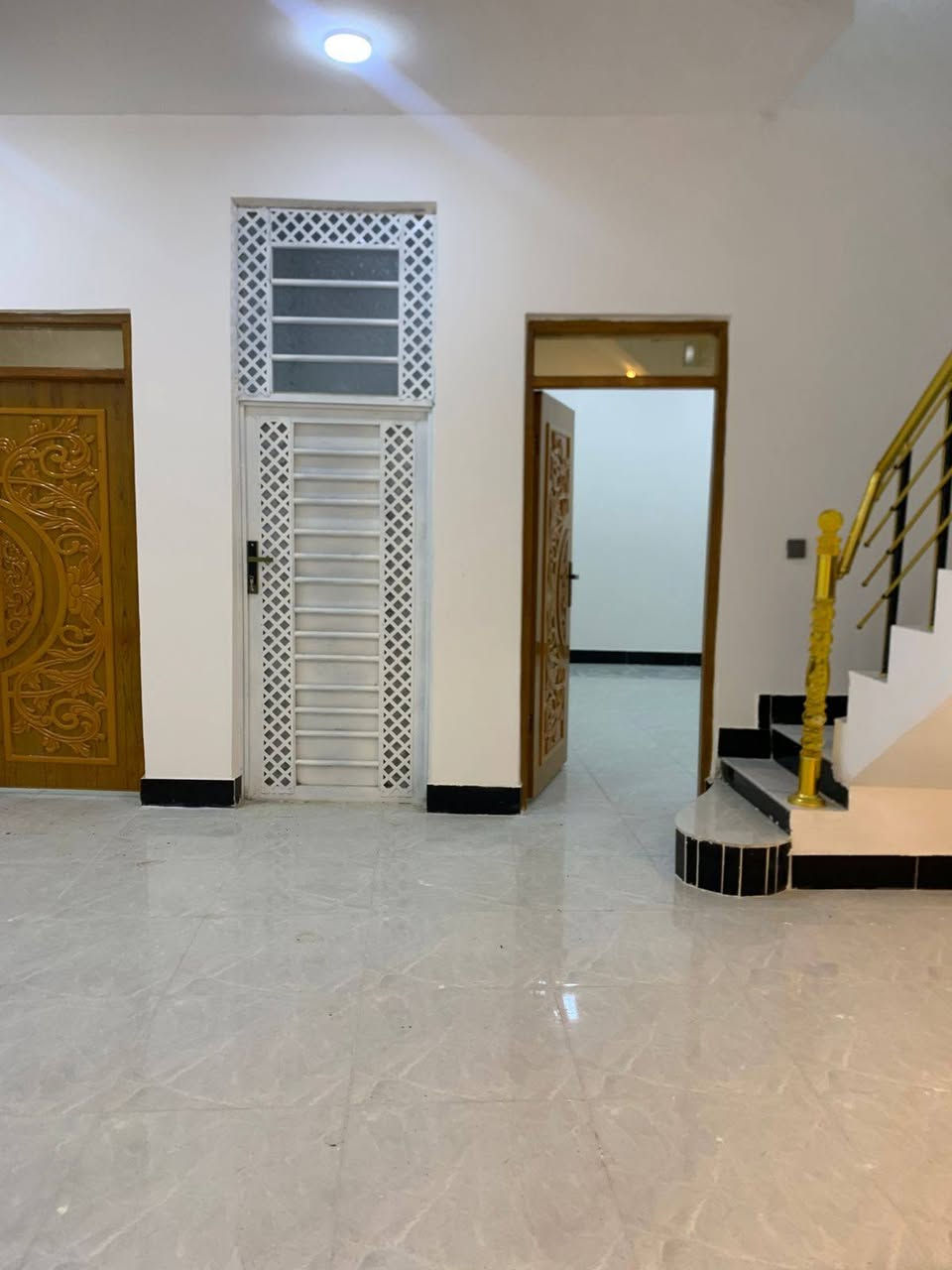 بيوت للبيع مساحة الواحد ٢٠٠ متر 
بناء متين : بلوك + صب كونكريت (جاهز للسكن فوراً)

📍الموقع : السبل الثانيه

✨مميزات العقار:
✔  تصميم حديث ومرتب
✔ موقع هادئ وقريب من الخدمات
✔ بناء حديث

📞للاستفسار والمزيد من المعلومات يرجى التواصل على الخاص ***********
