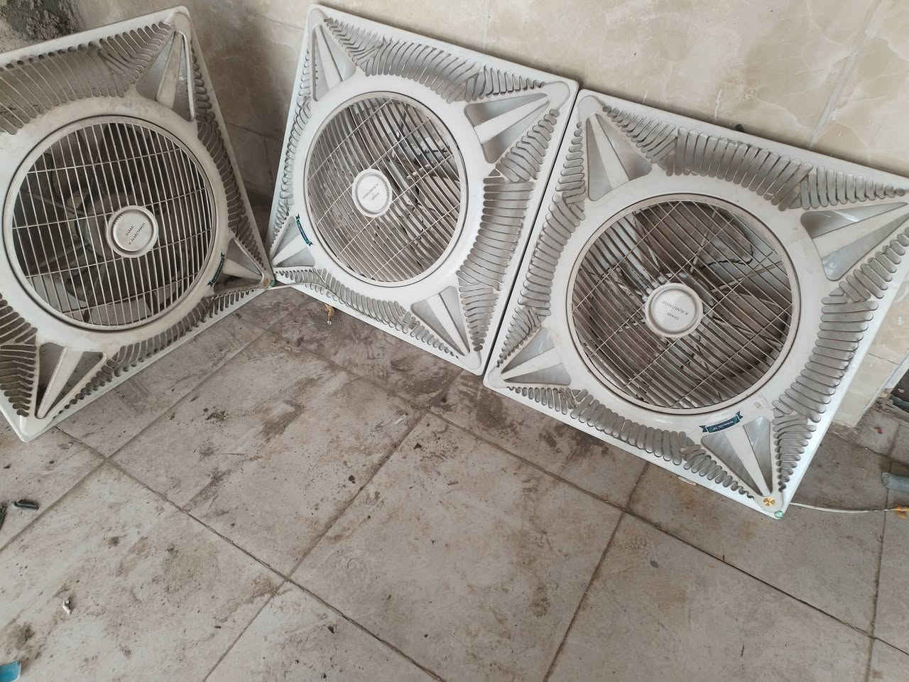 للبيع..
تلاثتهن ب 50 
مراوح سقف ثانوي ريمونت مستعمله نظيفه جدا


**إذا كنت صاحب هذا الإعلان وتريد حذفه لأي سبب، رجاءا أرسل رسالة إلى الدعم الفني**