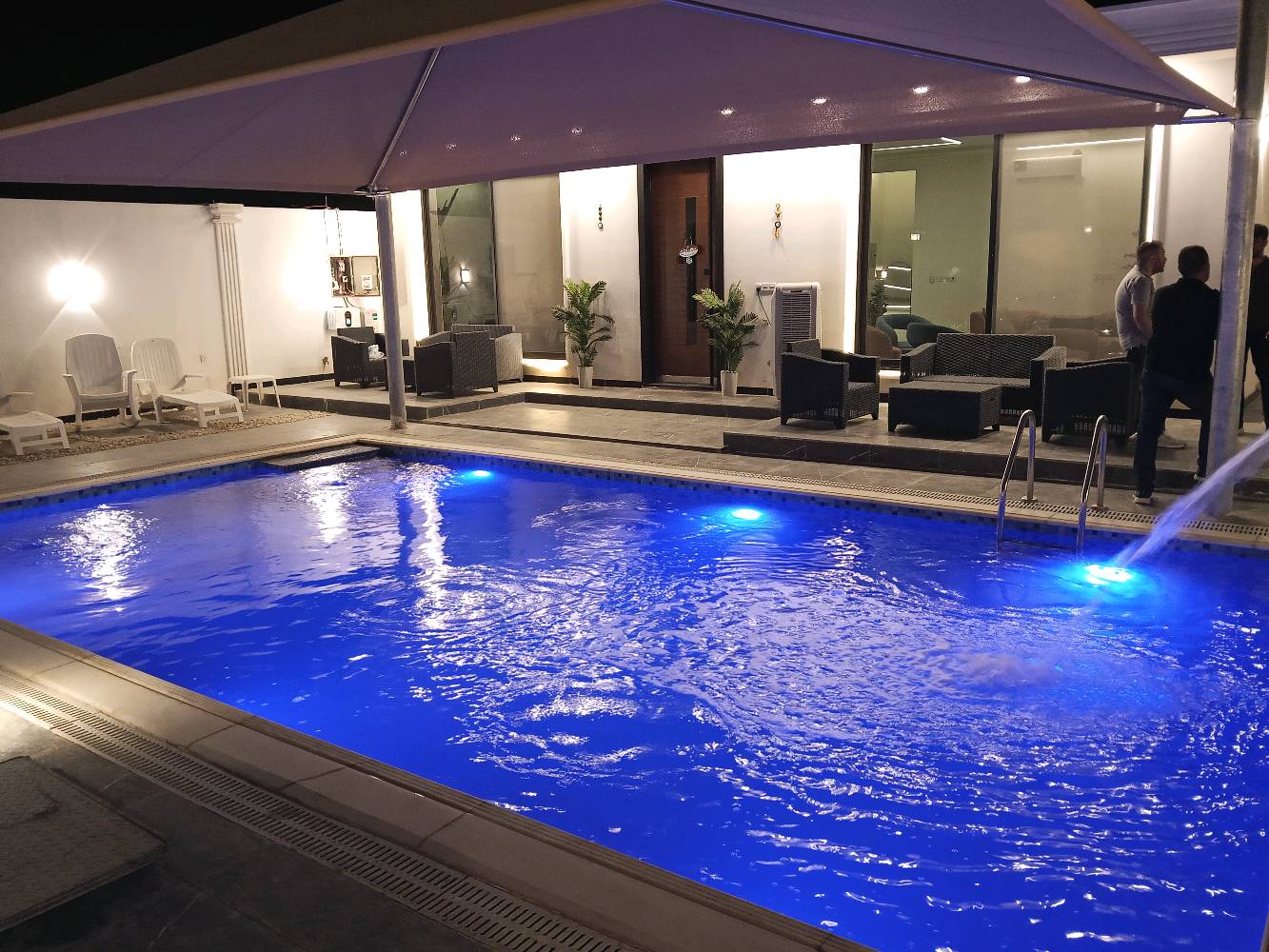 مرحبا، أعرض لكم مزرعتي المنزلية الفاخرة للإيجار مع مسبح مضاء ليلاً يضفي جواً مميزاً للاسترخاء وقضاء أوقات ممتعة. يتواجد مساحة جلوس خارجية مريحة بجانب المسبح، ومكان مخصص للشواء والأنشطة الخارجية. إذا كنت تبحث عن مكان هادئ وفسيح للاستراحة، ستكون هذه المزرعة الخيار المثالي لك.