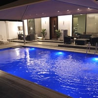 مرحبا، أعرض لكم مزرعتي المنزلية الفاخرة للإيجار مع مسبح مضاء ليلاً يضف...