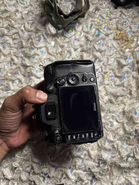 نيكون 7000Dنضيفه كلش وياها عدستين 18-55ولثانيه 70-300يشتغل فوكس بطاريتين رام شاحنه جنطه تحويله حزام  جيلاتين  سعر 450وبيها مجال مكاني نجف توصيل ماعندي *********** لاستفسار

