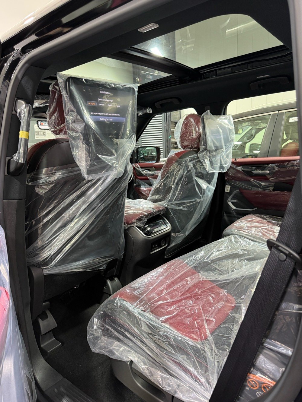 باترول بلاتينيوم اسود 2026 رقم بغداد (114 - مليون - رقم بغداد) فور ويل تشغيل عن بعد رادار تحديد مسار نقطه عمياء كراسي الامامية كهرباء وتبرد وتدفئة وذاكر ومساج ( تدليك) وبانوراما وجنطه كهربائية وحساس امامي خلفي ويل 20 انج وباقي مواصفات البلاتينيوم المعروفة 