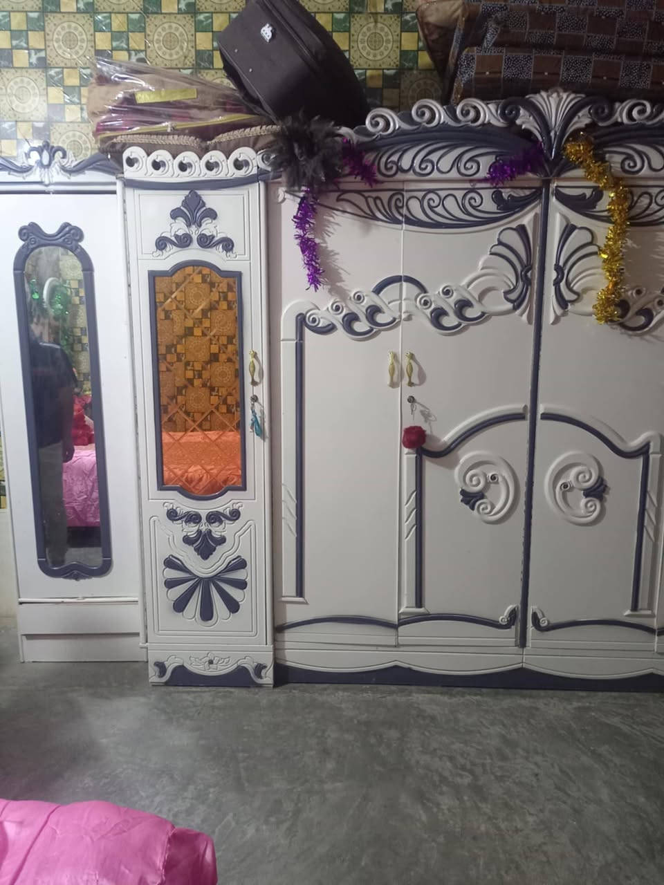 يوجد لدينا غرفه خشب عراقي الون بيضاء العنوان هيت ناحيه الفرات ***********بكل 
***********بكل
