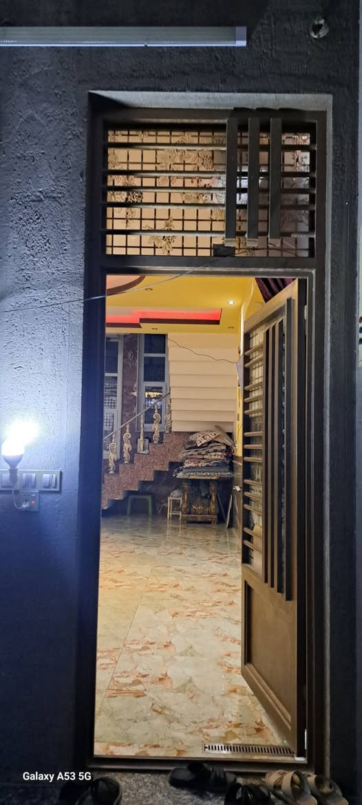 🏡 للبيع دار مميز في كربلاء المقدسة
📍 الموقع: الفرع المقابل للساحة، بالقرب من مركز صحي اليرموك الأولى. 📐 المساحة: 200 متر مربع. 📑 نوع السند: طابو صرف.
🔹 تفاصيل الدار: ✅ 5 غرف نوم. ✅ استقبال بمساحة (4 × 10) متر. ✅ هول بمساحة (6 × 8) متر. ✅ 3 مجاميع صحية.
💰 السعر المطلوب: 325 مليون دينار عراقي.السعر قابل للتفاوض للجادين بالشراء.
📞 للاستفسار والاتصال: أبو أحمد ***********
🌟 نخبة كربلاء العقارية خدمتكم شرف لنا.
