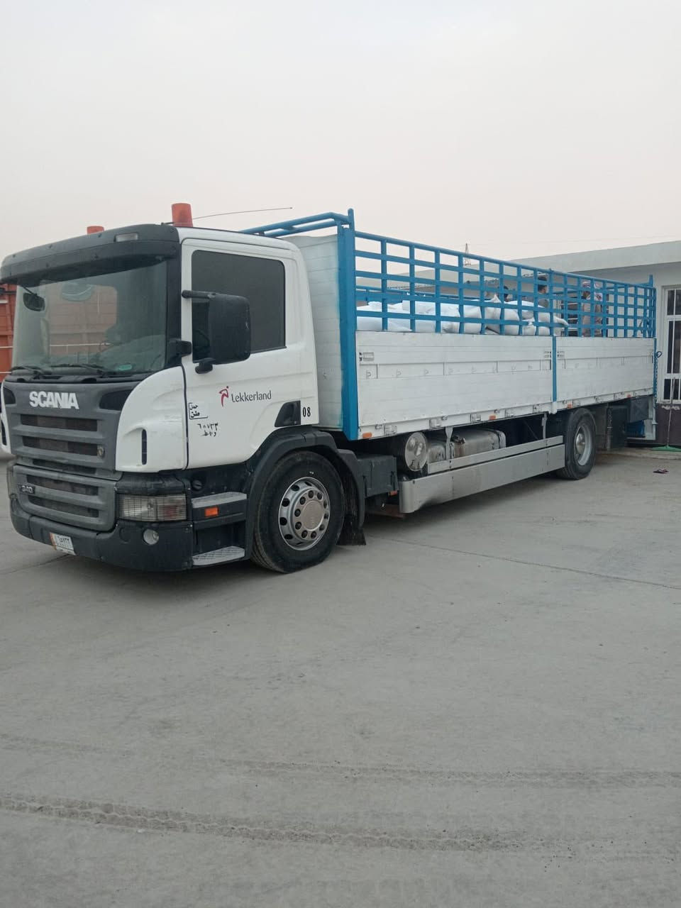 اسكانيا 2005محراك انجكتر حموله 12طن بسمي راقم جديد كفاله عامه السعر $325وبيه مجال ***********
