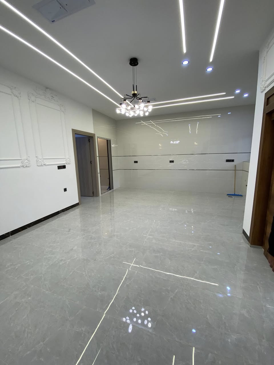 🏠اعلان اعلان
دار للبيع
موقع مميز
~~~~~~~~~~~
📄طابو ملك صرف
🧱بناء درجه اولى
~~~~~~~~~~~
سقف مغربي ✔️
واجهة فلين✔️
نظام تبريد مركزي✔️
بناء هندسي✔️
بناء مدورن✔️
~~~~~~~~~~~~
📐المساحه:-125م
📐الواجهة :7.60م
~~~~~~~~~~~
📍الموقع :-حي العدن
خلف سمايلاند 
~~~~~~~~~~~
💸السعر :-علق ب(تم) يوصلك السعر مناسب 
~~~~~~~~~~~
الطابق الاول  يحتوي:-
استقبال +هول+مطبخ +مطبخ حار
غرفه نوم+صحيات
~~~~~~~~~~~
الطابق الثاني يحتوي على:
هول +صحيات+
غرفتين نوم 
~~~~~~~~~~~
للاستفسار اكثر الاتصال على
***********📱
~~~~~~~~~~~
نستقبل جميع العروض 
🏠السكنيه  🏛️التجاري
