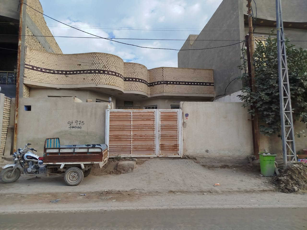 بيت للبيع زراعي200 متر قرب جسر السريع كافة الخدمات مستعجلين عليه بناء طابوق صب كونكريت  للستفسار اكثر واتساب ***********
