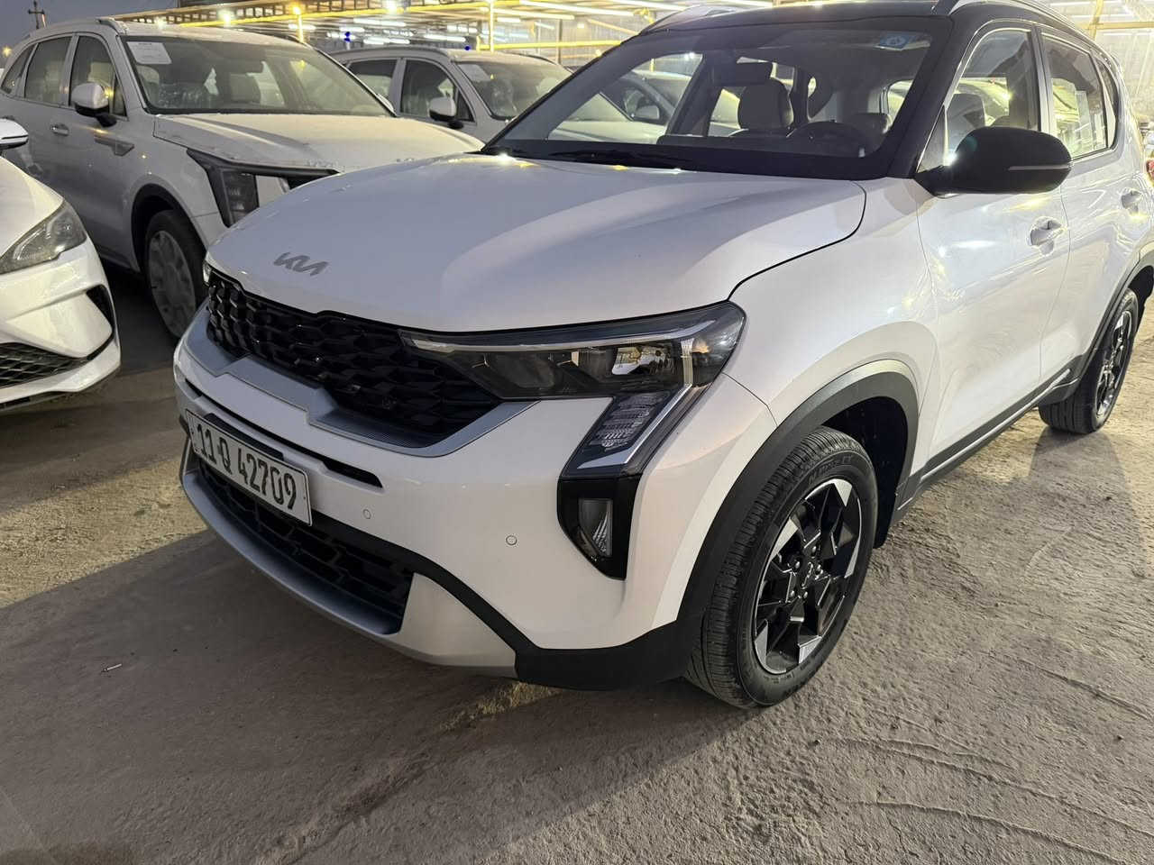 السلام عليكم
للبيع فقط بدون مراوس
كيا سونيت خليجي 
موديل (2025)@@
ماشية 14 الف
فوول مواصفات (تو كلر) قماره سوداء
فتحة سقف 
بصمة تشغيل 
تشغيل عن بعد 
كشن كهرباء
كشن تبريد
رقم بغداد
مكفوله
مكان السيارة الديوانية 
السعر168 ورقة $$$
***********
