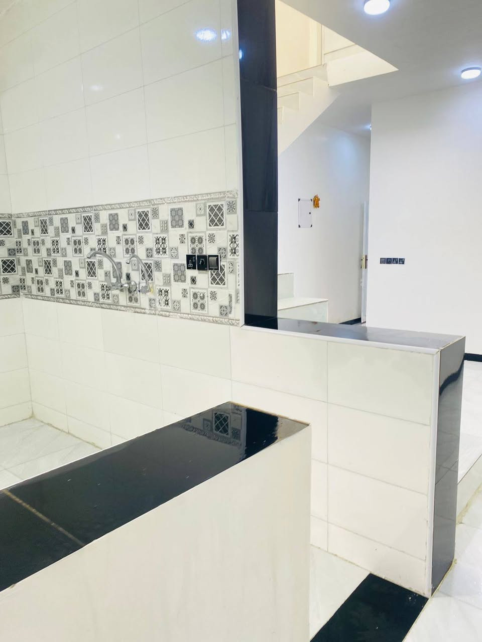 مشتمل مساحة 100م
بظهر الوجهه كورنيش الحكيم 
شارع سيد ناصر الهماشي يبعد عن الكورنيش 80متر

بناء طابوك كامل مكمل وحديث بناء 2026
فول فول مواصفات يحتوي علا غرفه وصاله ومطبخ وستقبال وصحيات داخليه وخارجيه وكراج لسعر 41وبي مجال
للاستفسار الاتصال ع ***********
