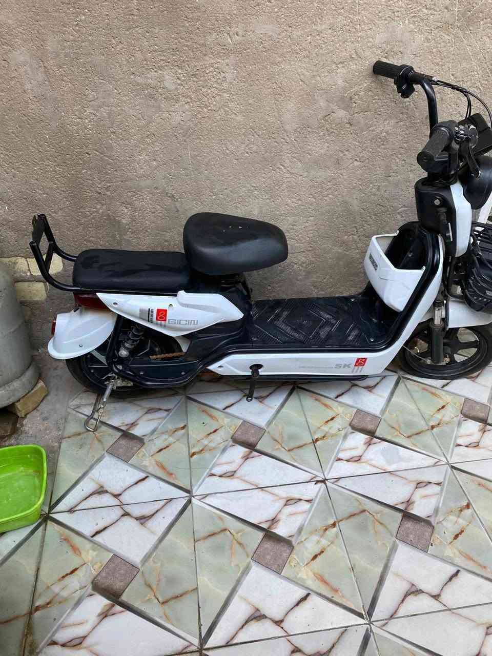 دراجه للبيع نضيفه كلش 
السعر 350 بغداد الغزاليه
***********
