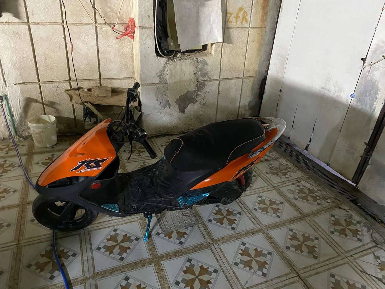 سلام عليكم دراجه ماكس عدله مال لعب.  مكينه ٥٥دراجه نضيفه شوفت عينيك شلعه معدل تآكل ال كاع ضفيره جديده مرتبه عله إيدي. دراجه شغاله سلف أو هندر بس  عرموطه مال هندر مسحوكه او شلته موجود ويه دراجه كفرات جديده  تايرات جدد صالنصه 𝑆𝑅𝑇  اصليه سعر ٣٢٥بيه. مجال مكان بغداد ابو غريب رقم بس وتساب لىن ما عدي شبكه هاذ رقم***********‬بس وتساب
