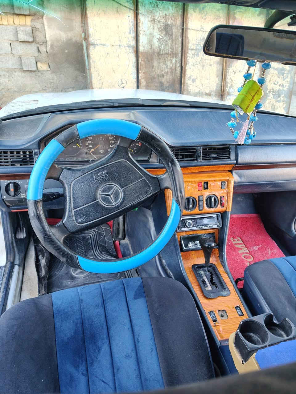 السلام عليكم
مارسدس دب محرك في في تي 
رقم قادسيه 
الله وكيلك ماتفتح بنيد 
تفحص وترايك وين متريد 
كلشي بيه شغال كهربائياته +تحكمات جام +الفتحه 
والتبريد فقط يحتاج غاز 
سياره جدا ناعمه 
وحلوه بالشارع استخدمه فقط الدوامي بداخل المدينه 
اخواني عارضه ب 65 ومجال قليل 

*********** 
ابو حسين
